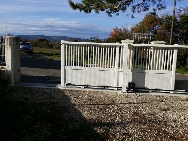 portail semi-ouvert vu depuis la cour